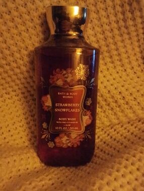 Bath & Body Works Strawberry Snowflakes Body Wash - Brown and Gold Accents